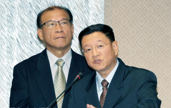 台“国防部副参谋总长”王信龙（右）11月14日在“立法院”接受质询。来源：台湾“中央社”