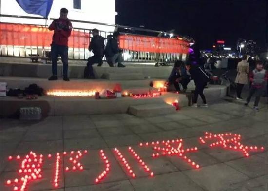 10月28日，山东青岛奥帆中心，郭川近百位北航校友和部分青岛市民，用红烛摆出“郭川平安”的字样。图片来自网络