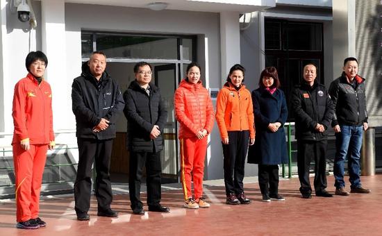 　　高敏（右四）、韦永丽（左四）、北京市东城区教委主任周玉玲（右三）、培新小学校长张燕（左一）参加启动仪式。