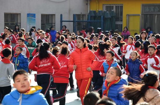 韦永丽与学生们一起奔跑。