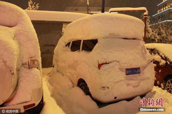 11月9日至15日,新疆阿勒泰地区持续暴雪,阿勒泰市、布尔津、青河、富蕴等县市积雪深度均在25厘米至34厘米之间,山区更是达到了50厘米至110厘米,积雪深度均破11月份历史最大极值。图为2016年11月15日夜,新疆阿勒泰迎大雪天气。图片来源:视觉中国
