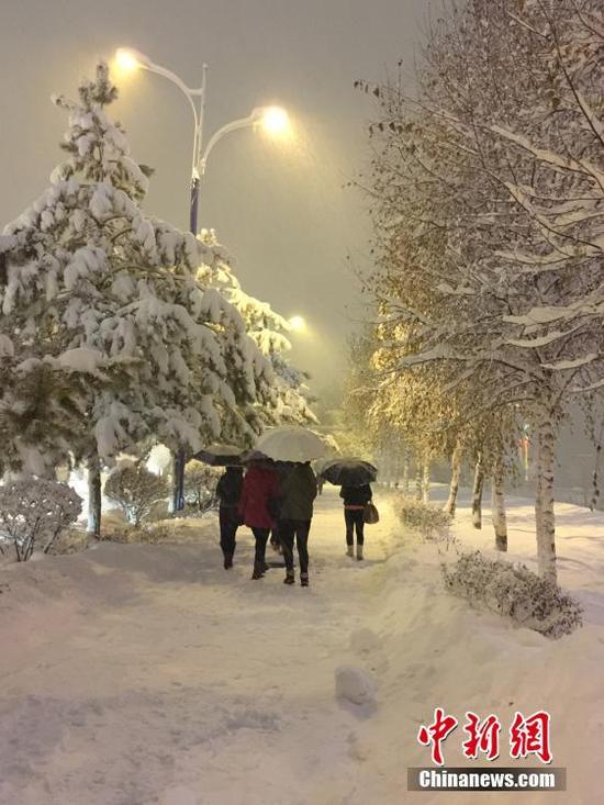 据悉,暴雪数日以来,阿勒泰交通运输系统,在阿勒泰境内干线公路,已出动抢险队员88人次,共清理积雪50.57万立方米,救援车辆38辆,救援人数175人。张军强 摄