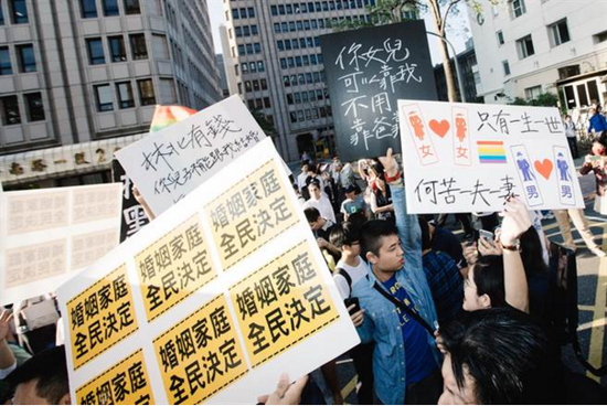 现场仍有少数赞同法案的民众到场呛声，两造各展开文宣攻势。（图片来源：台湾“中时电子报”）