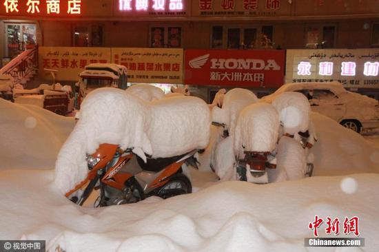 当地交通部门连续24小时不间断作业,清扫和清运积雪。受暴雪影响,阿勒泰机场跑道已关闭,由阿勒泰飞往乌鲁木齐的航班已取消。图片来源:视觉中国