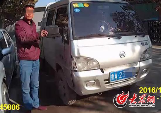 肇事货车的右侧反光镜被撞掉，司机李某称当时他以为是撞了路灯杆