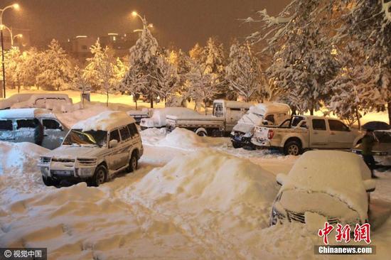11月9日至15日,新疆阿勒泰地区持续暴雪,阿勒泰市、布尔津、青河、富蕴等县市积雪深度均在25厘米至34厘米之间,山区更是达到了50厘米至110厘米,积雪深度均破11月份历史最大极值。图片来源:视觉中国