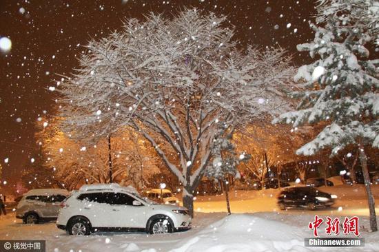 阿勒泰地区气象台副台长齐贵英说,阿勒泰市区和东部各县暴雪要持续到16日,暴雪天气将会对公路、铁路、民航及牧业生产带来非常严重的影响。图片来源:视觉中国