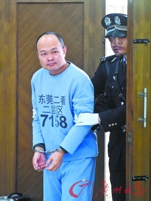 林耀昌被带入法庭。记者石忠情摄