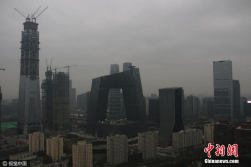 11月17日，北京今年首个空气重污染橙色预警正式拉响。按照市政府空气重污染应对部署安排，全市中小学幼儿园取消户外活动。