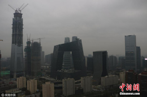 11月17日,北京今年首个空气重污染橙色预警正式拉响。按照市政府空气重污染应对部署安排,全市中小学幼儿园取消户外活动。