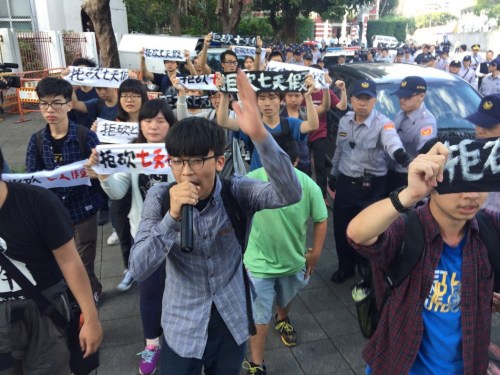 台湾抗议学生持“拒砍七天假”标语转往蔡英文官邸持续抗议。台湾《联合报》记者杨万云/摄影