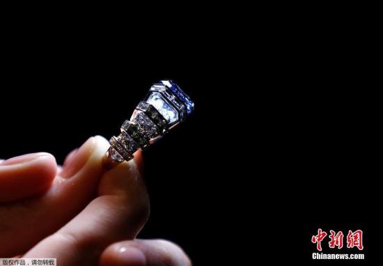 经美国宝石学院鉴定,这颗钻石为纯天然颜色,评级为鲜彩蓝色,净度VVS1,极佳打磨。