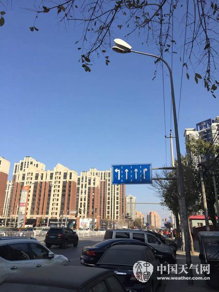 今天上午,北京蓝天重现。(赵凯 摄)