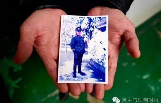 多年前,河南邓州“合同警察”毛书亮,疑似遭人构陷被判刑一年,背负着这个案底,儿子也受到影响,为此他走上漫漫“伸冤”路……