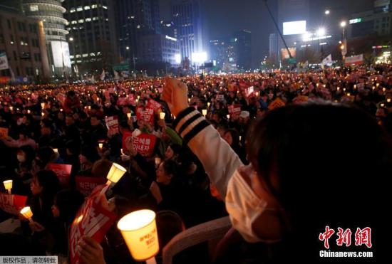 当地时间11月19日，要求韩国总统朴槿惠下台的第四次韩国民众大规模烛光集会在首尔市等46个地区举行。