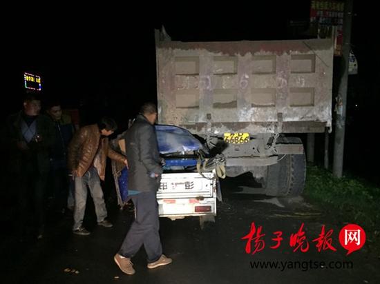 三轮车钻进渣土车,三轮车操纵员不但伤势较重,他还要面临刑事处分。 呼延强 摄