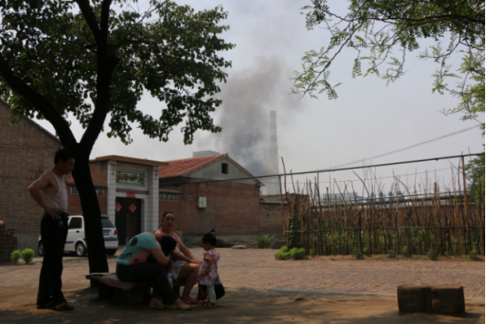 图:兴旺焦化厂无组织排放的黄烟和黑烟，摄于6月16日
