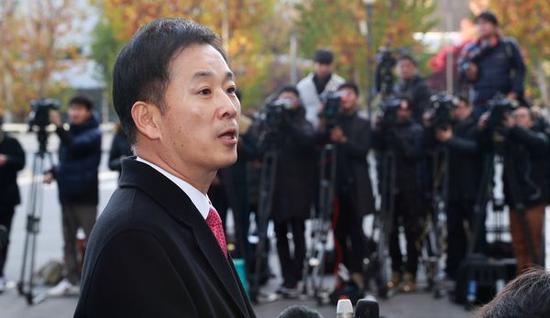 11月15日，朴槿惠的辩护律师柳荣夏在首尔接受媒体采访。（新华/路透）