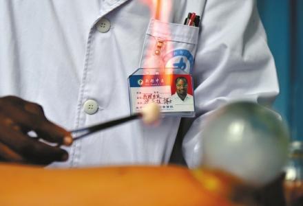 迪亚拉医生手法娴熟地为病人拔火罐。