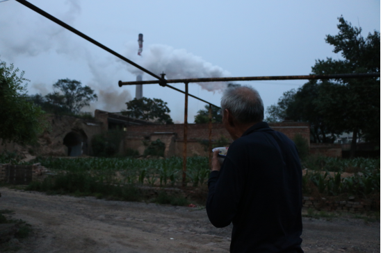 图：家门口就能看到工厂排放的冯大爷，摄于6月24日