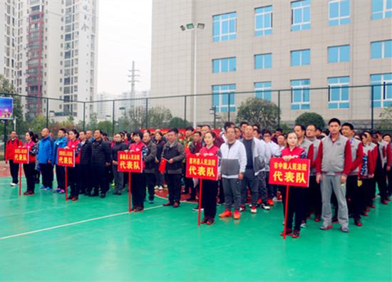 篮球比赛进行中在场馆里会放一些音乐,不是歌