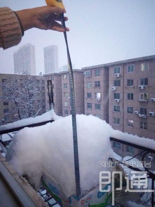 承德某小区一阳台上的积雪已将近30厘米。（承德台记者 步晓宇摄）