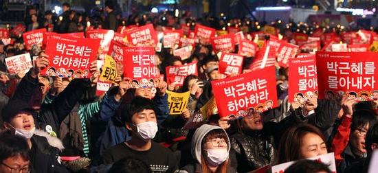 11月19日，在韩国首尔光化门广场，韩国民众高举“朴槿惠下台”的标语参加集会。（新华社记者姚琪琳摄）