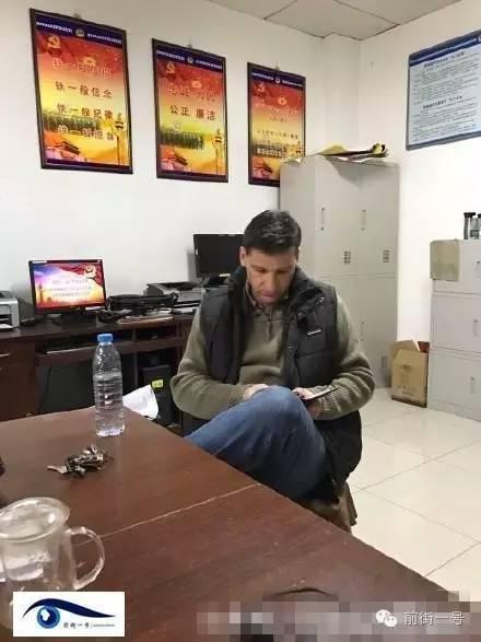 该外籍男子在派出所接受询问。(网友供图)