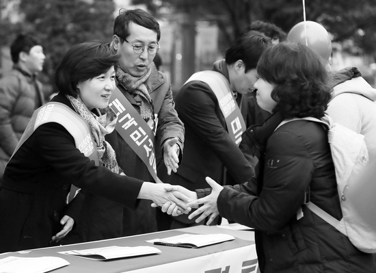 韩国最大在野党共同民主党党首秋美爱21日在大田发起市民签名请愿活动，要求总统朴槿惠辞职。