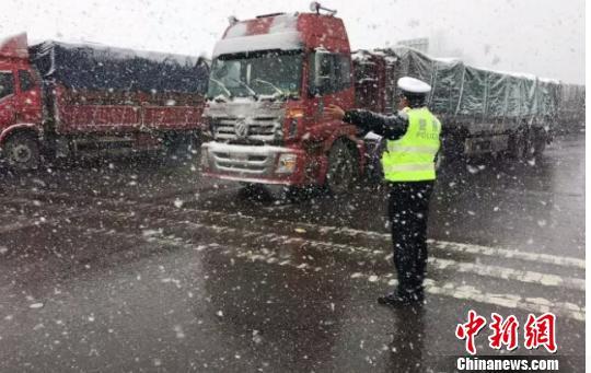 图为三门峡,交警在风雪中疏导车辆。 三门峡警方供图 摄