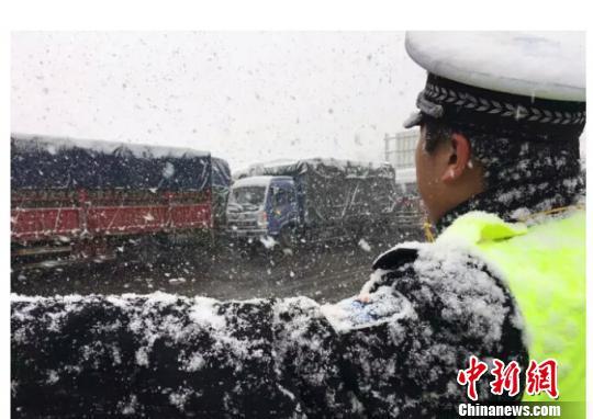 图为三门峡,交警在风雪中疏导车辆。 三门峡警方供图 摄