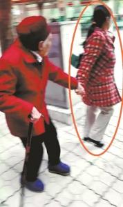 红圈内的女子为送钱者（受访者供图）