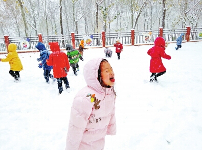今年冬天的第一场雪，让小朋友们乐坏了。记者许俊文摄影