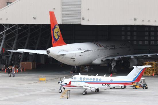 复兴航空宣布解散,航线接手问题昨天意外上演一出“院、部”不同调戏码,引发“立委”热议。(图片来源:台湾《联合报》)