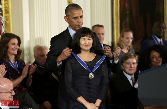 奥巴马颁总统自由勋章