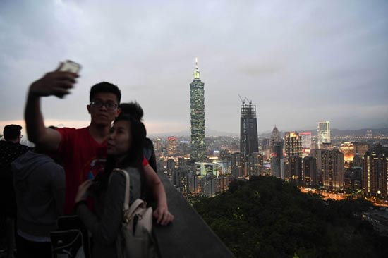 游客在观赏台北夜景（新华社）