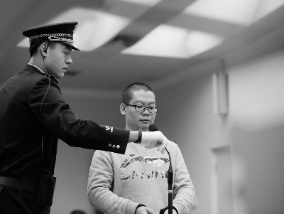 在法庭上,邓某对指控提出异议,“我承认我做了这个事,也确实从中获利了,但我不认为这是诈骗罪,只是扰乱了市场秩序” 摄/记者 曹博远
