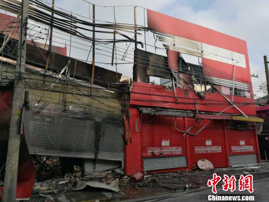 图为华人商场被焚一空。 徐全 摄