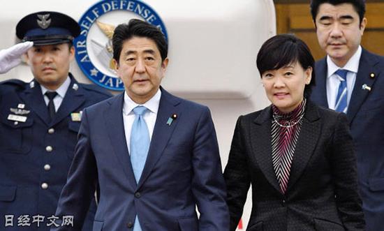 出访美国和南美后回国的日本首相安倍与昭惠夫人（2016年11月23日，东京羽田机场）图片来源：日本经济新闻网