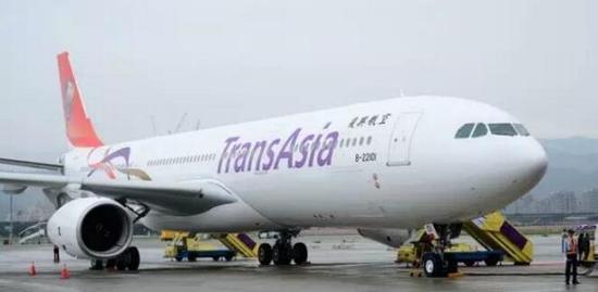 复兴航空无预警宣布解散，松山机场停机坪与机棚停满兴航的飞机。（图片来源：台湾《联合报》）
