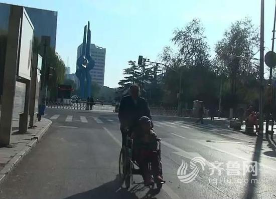 今天中午，初冬的阳光明媚，59岁的苏机来带着自己87岁的老母亲到泉城广场锻炼。