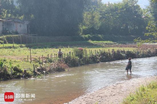  有缅甸边民涉水过河回缅甸