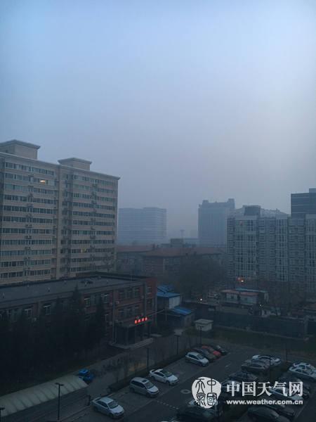 26日7时左右，北京西三环附近天空中有明显灰霾。（朱茜/摄）