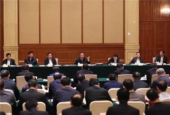11月21日李克强在上海主持召开深化简政放权放管结合优化服务改革座谈会