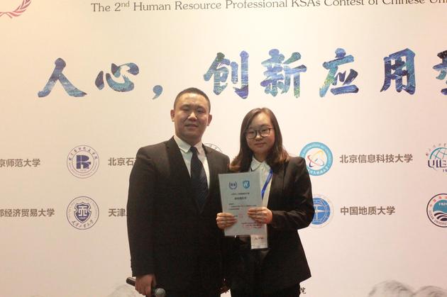 北京广和人力资源服务有限公司CEO李晋与学生代表合影。