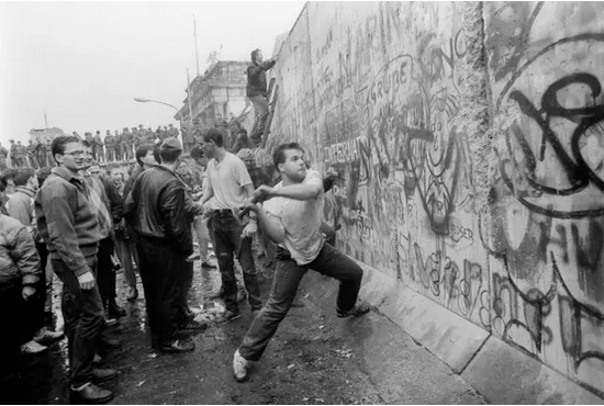 ▲柏林墙的倒塌，是革命浪漫主义死亡的开始
