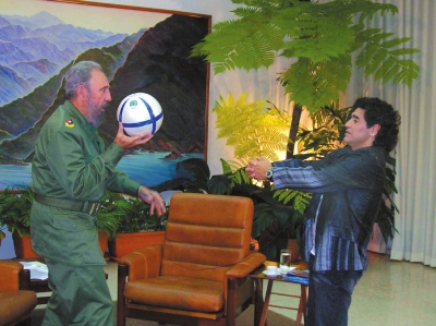 2005年10月26日，古巴哈瓦那，古巴领导人菲德尔·卡斯特罗与阿根廷球星马拉多纳一起玩球。