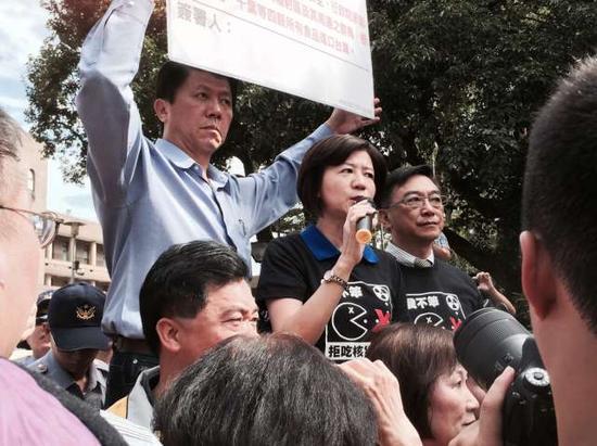 国民党立委王育敏18日率众赴“行政院”抗议台当局将开放日核灾食品。（图片来源：台湾“今日新闻”）