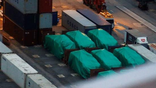从高处眺望香港八号货柜码头内被扣押的新加坡军方装甲车