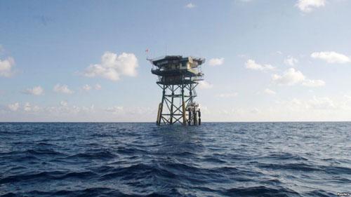 1越南在南沙群岛上的浮动看守站。（图片来源：美国之音电台网站）